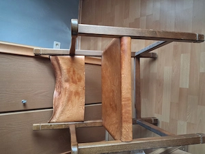 Stabiler Stuhl mit Lederbezug
