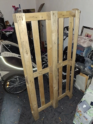 Robuste Holzpalette für DIY Projekte zu verschenken