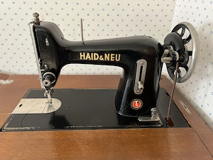 Antike Nähmaschine im Schrank