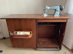Antike Nähmaschine im Schrank