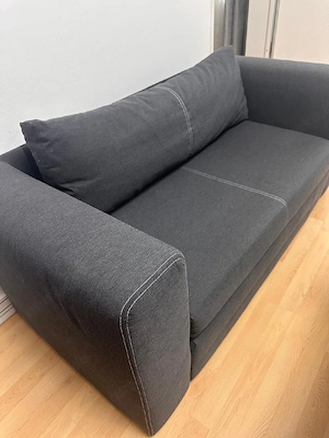 Gemütliches 2er-Sofa in Dunkelgrau