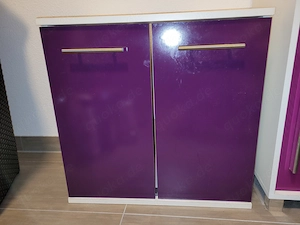 Waschbeckenunterschrank mit lila Türen