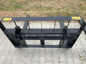 Palettengabel für Hoflader mit einer  4 Punkt Aufnahne 