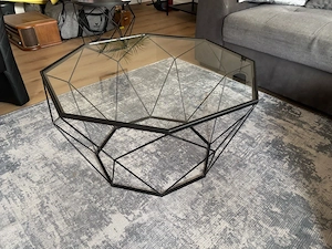 Couchtisch mit Glasplatte und Metallgestell