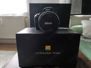 Nikon P1100 mit Stativ und Kameratasche