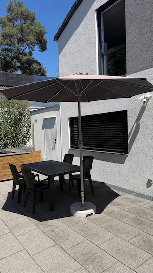 Moderner Gartentisch mit 4 Stühlen + großer Sonnenschirm   sehr guter Zustand Bild 2