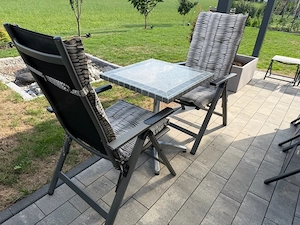 Granittisch mit Edelstahlfuß + 2 Klappstühle inkl. Auflagen
