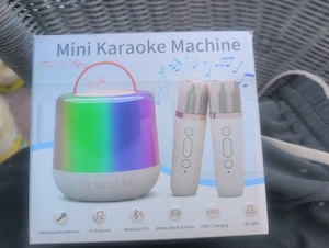 Neues Kinderspielzeug mit zwei Mikrofonen und Lautsprechern 