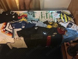 Verschiedene Originale Fussballtrikots