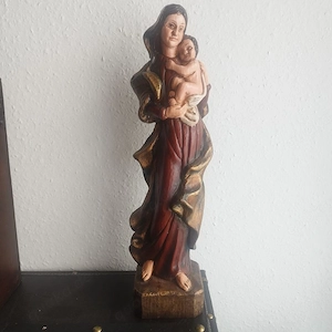 Alte Heiligenfigur Skulptur Maria mit Jesuskind Holz geschnitzt.