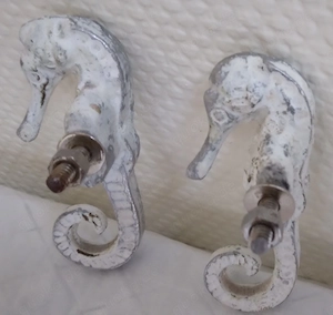 2 Seepferdchen als Möbelgriffe aus Metall, je 5 