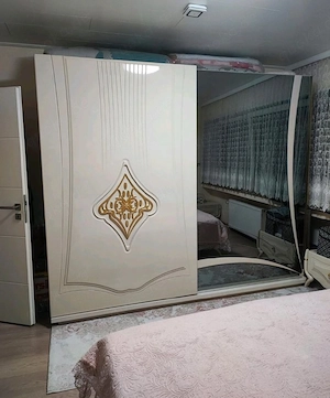 Eleganter Schlafzimmer set mit Großem Spiegel und Goldakzenten