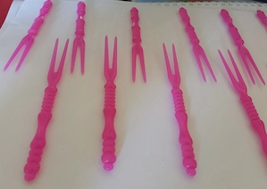 Pinke, sehr gut erhaltene Serviergabeln