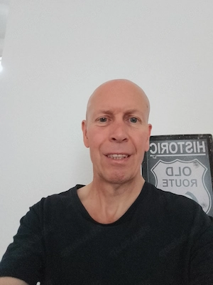 Verwöhne Frau mit Ganzkörpermassagen.