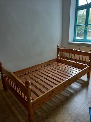 Holzbett ohne Matratze