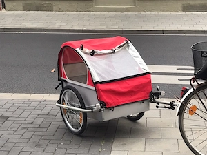Fahrradanhänger an Seblstabholer (Mönchengladbach-Hardt)