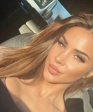 hallo, ich bin die Angelina komme aus Pforzheim. Ich bin 19