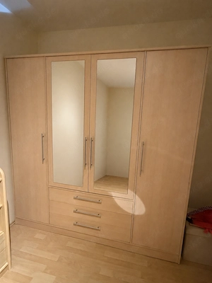 Kleiderschrank zu verschenken 