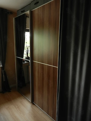 Schlafzimmer-Schrank mit 2 Schwebetüren (davon eine als Spiegel)