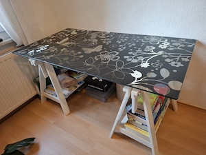 Schreibtisch mit schicker Glasplatte