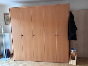 Kleiderschrank zu verschenken