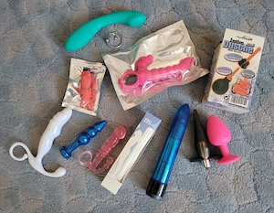 diverse Sex-Toys abzugeben - auch als Set :)