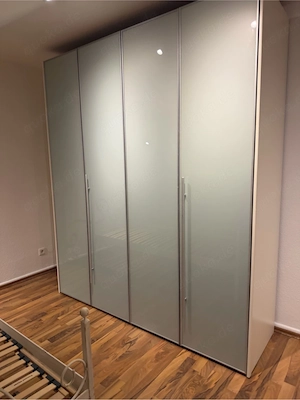 kleiderschrank mit mehreren fächern 