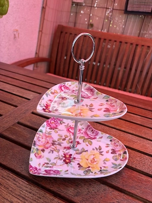 hübsche Etagere aus Porzellan