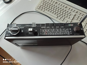 Radio Grundig Stativ und alte Kamera Welta Reflekta II und Canon EOS 500 mit extra Zooms