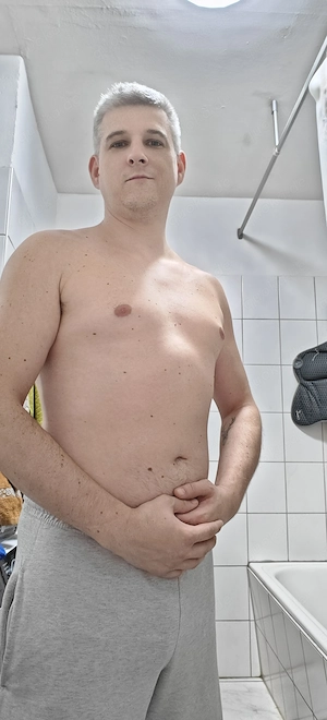 Ich lutsche und wichse ihn dir bei mir zuhause. Zärtlich mit Gefühl und Massageöl.