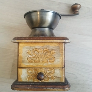 Alte funktionsfähige Kaffeemühle mit schöner Verzierung