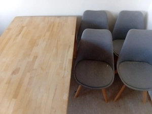 Tisch mit 4 stuhlen 