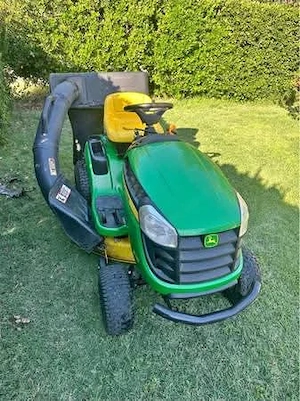 John Deere 100 Series riding lawn tractor