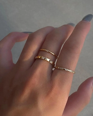 Suche ein Girl das so Ringe trägt. 