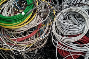 Ich suche größere Mengen an alten Kabeln aller Art zum Abisolieren und Recyceln.