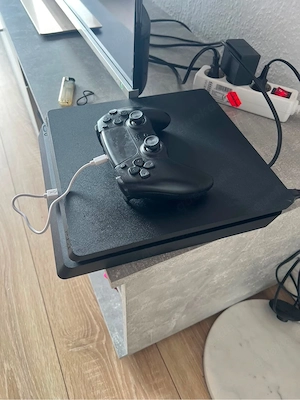 PlayStation 4 in gutem Zustand zu verkaufen