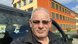 Er sucht Sie