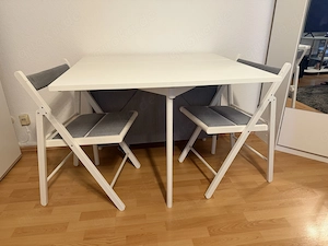 Klappbarer Esstisch mit 2 Klappstühlen