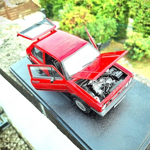 1:18  VW Golf GTI 1  auf der Grundplatte Welly