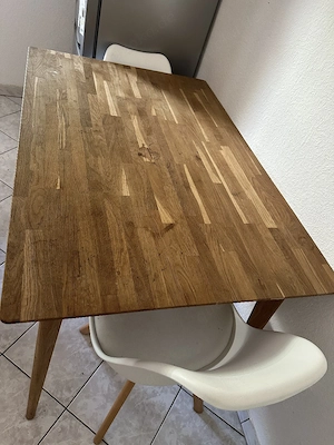Tisch mit Stühlen 