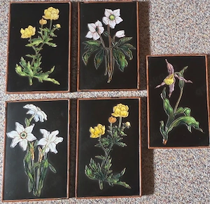 5 antike Karlsruher Majolika Fliesen, florale Motive