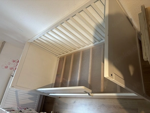 Weißes Babybett mit Lattenrost