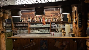 Private Bar statt anonymer Club: Paare & Frauen für schamlose, genussvolle Abende gesucht 