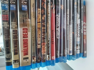Kiste mit DVD und Bluray