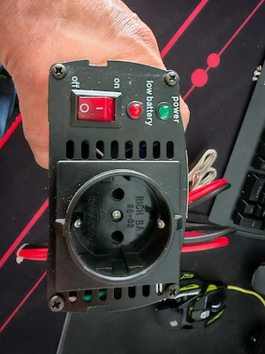 Spannungswandler, nie benutzt 700 1400 Watt, 12 230 Volt