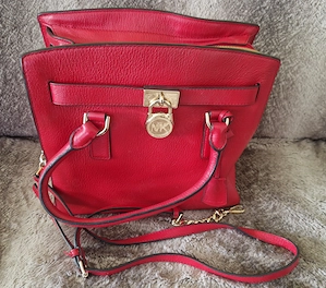 Michael Kors Handtasche   Elegantes Statement in Rot mit goldenen Details