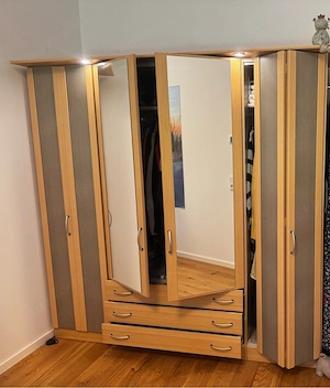 Geräumiger Kleiderschrank mit Spiegeln und Leuchten 
