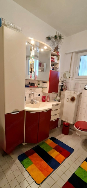 Bodenfreie Badezimmer-Einrichtung rot-weiß 