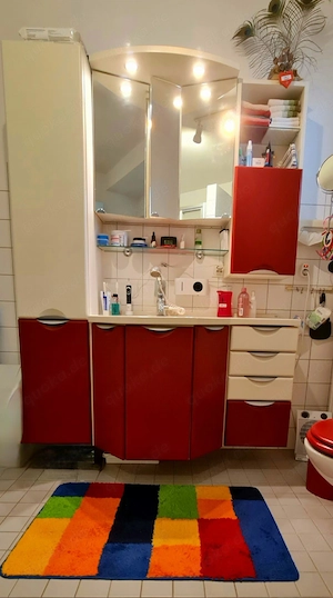 Bodenfreie Badezimmer-Einrichtung rot-weiß  Bild 2