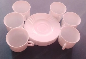 Das Bild zeigt ein Set aus sechs weißen Kaffeetassen oder Teetassen + Untersetzer